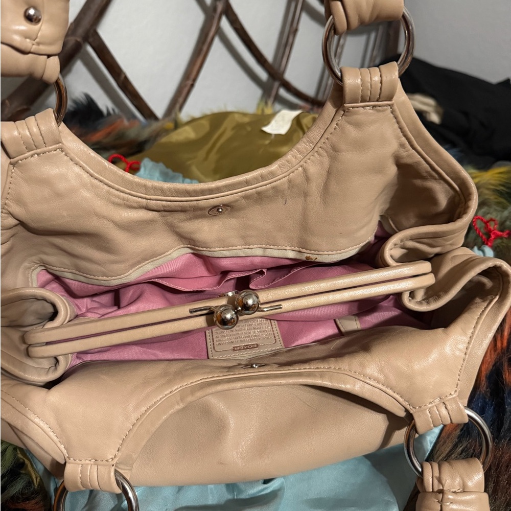 Elegant Tan Leather Handbag - Picture 3 of 6